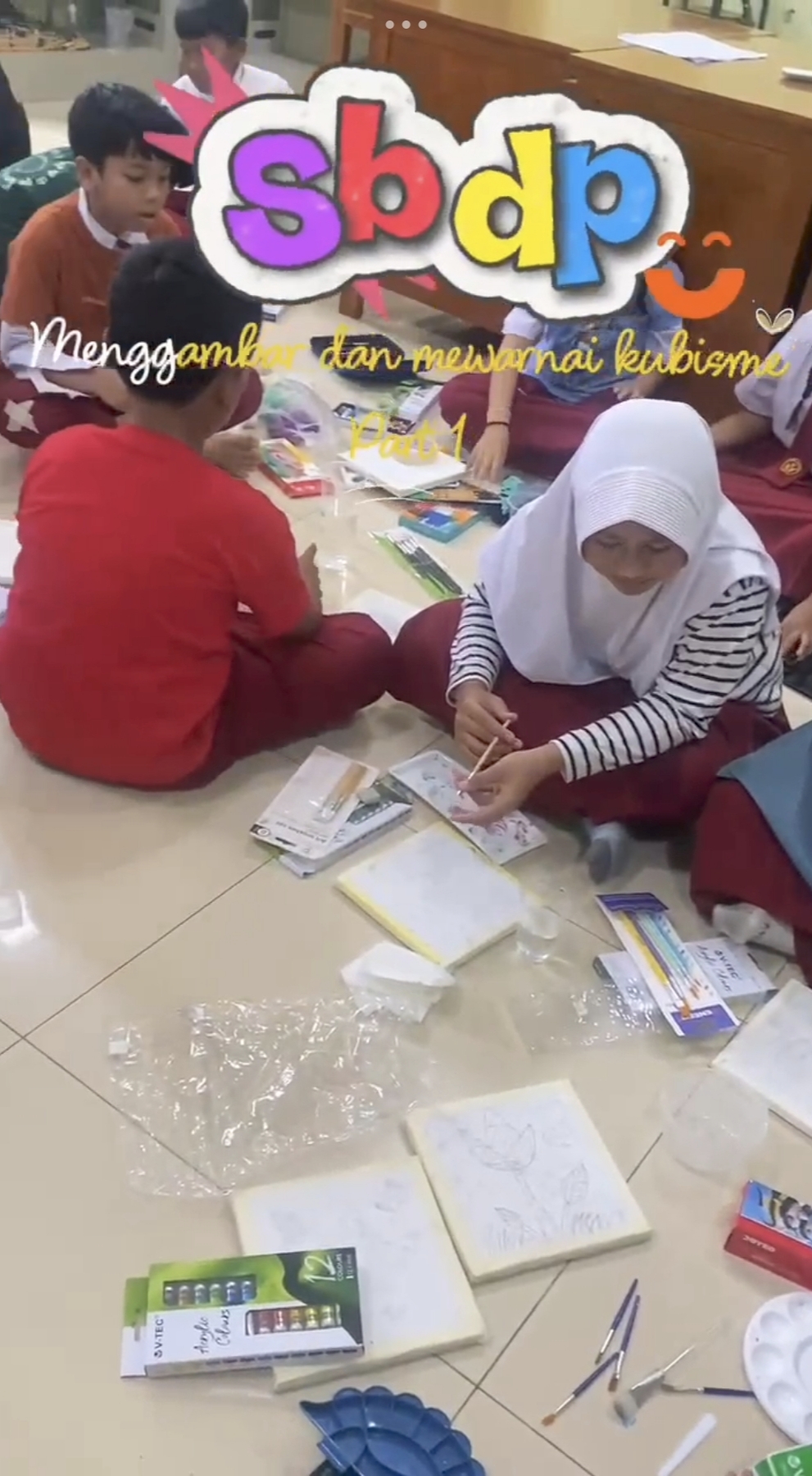 Mengeksplorasi garis dan bentuk secara bebas di media kanvas